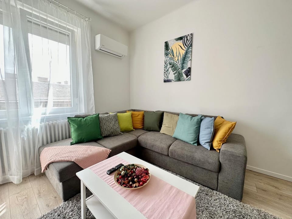 Dob House I 2BDRM I 2BTHRM Apartment in Budapest