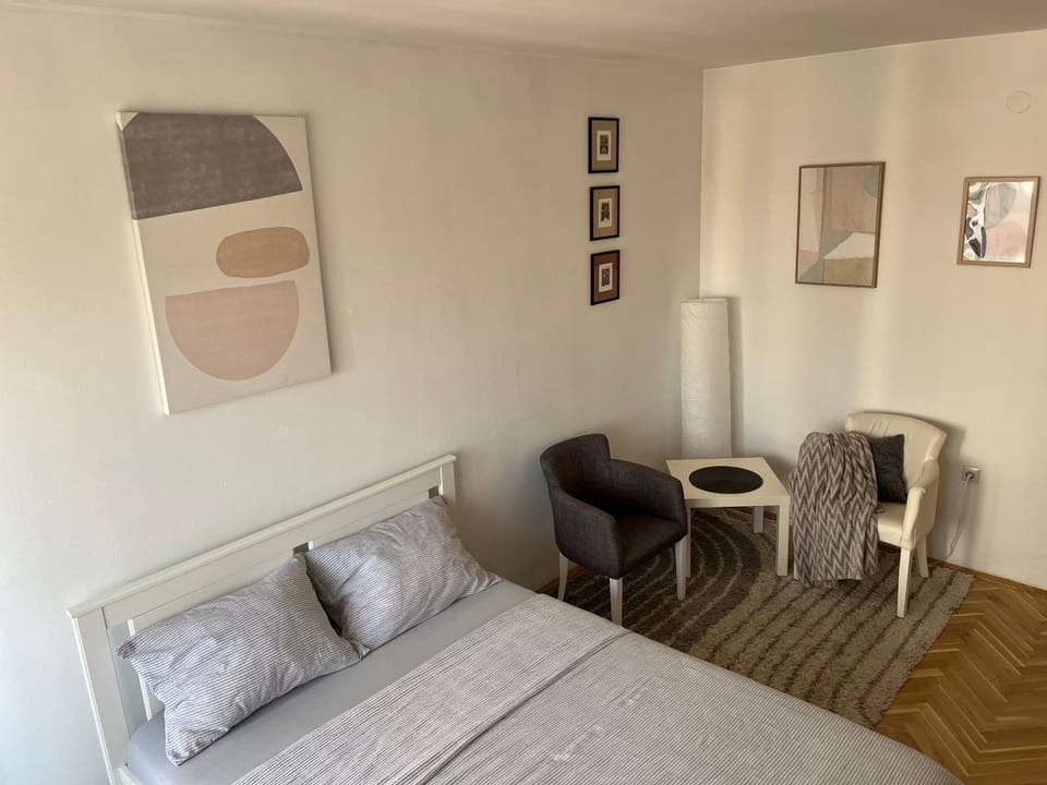 Bed, Living room, Photo of the whole room, Seating area, Bedroom