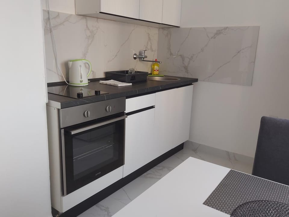 Kitchen or kitchenette, pet friendly, stove