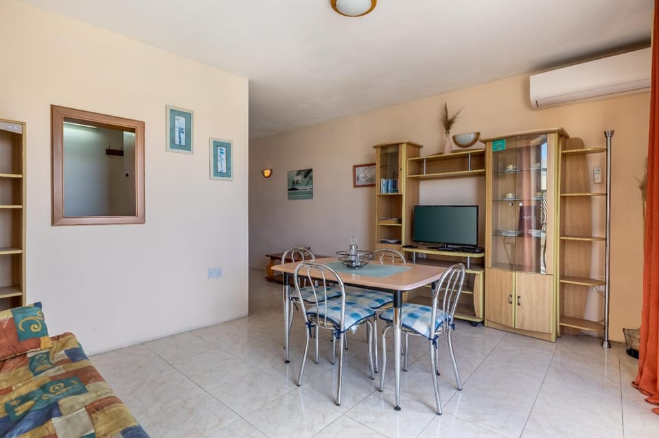 Communal lounge/ TV room, TV and multimedia, Dining area, air conditioner