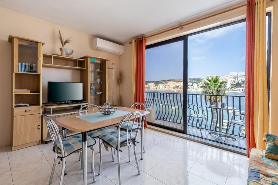 Communal lounge/ TV room, TV and multimedia, View (from property/room), Balcony/Terrace, Living room, Seating area, air conditioner