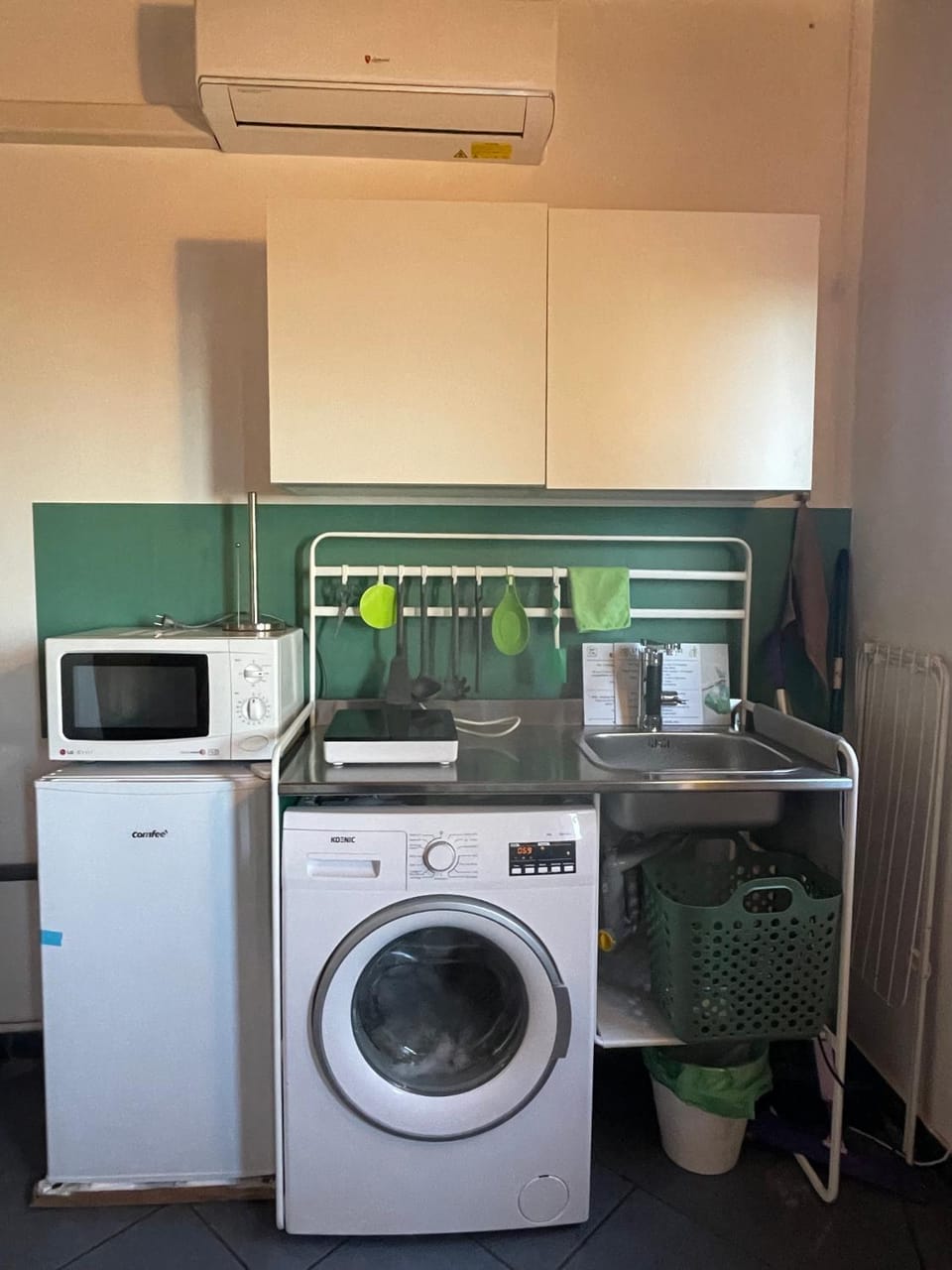 Kitchen or kitchenette, washing machine