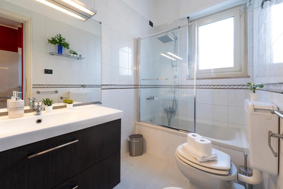 Shower, Toilet, Bathroom, bidet, towels