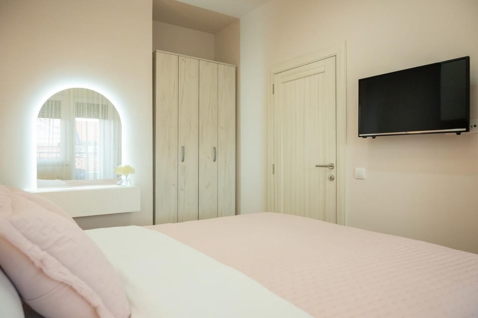 Bed, TV and multimedia, Photo of the whole room, Bedroom, wardrobe