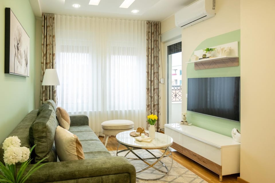 TV and multimedia, Living room, Seating area, air conditioner