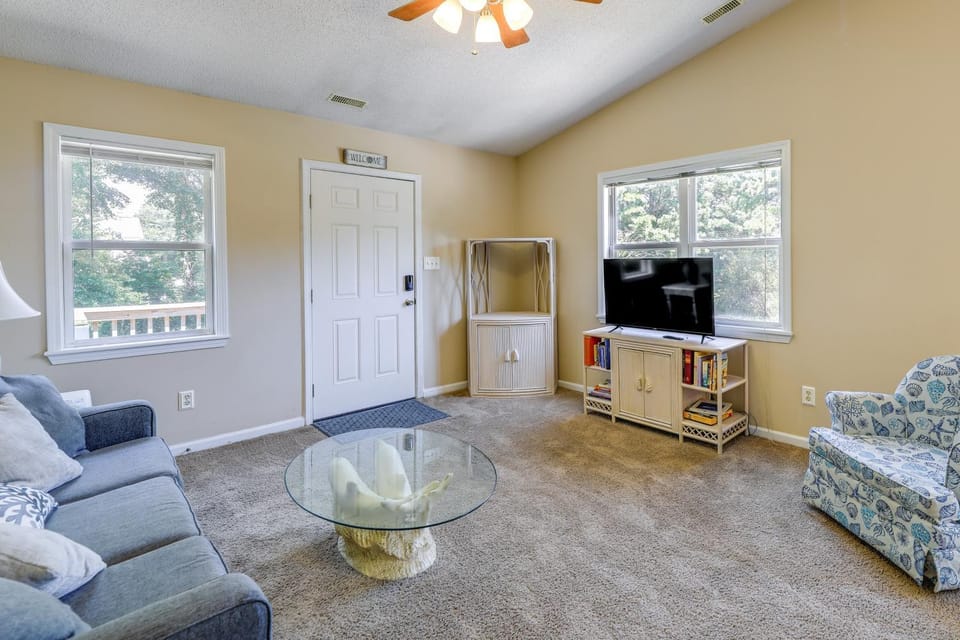 Charming Emerald Isle Escape < 1 Mi to Beach! House in Emerald Isle