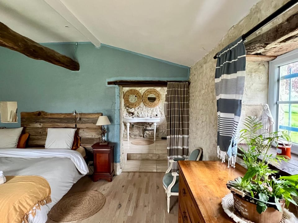 Chambre 35 m2 spacieuse calme avec piscine Sud Charente Country House in Nouvelle-Aquitaine