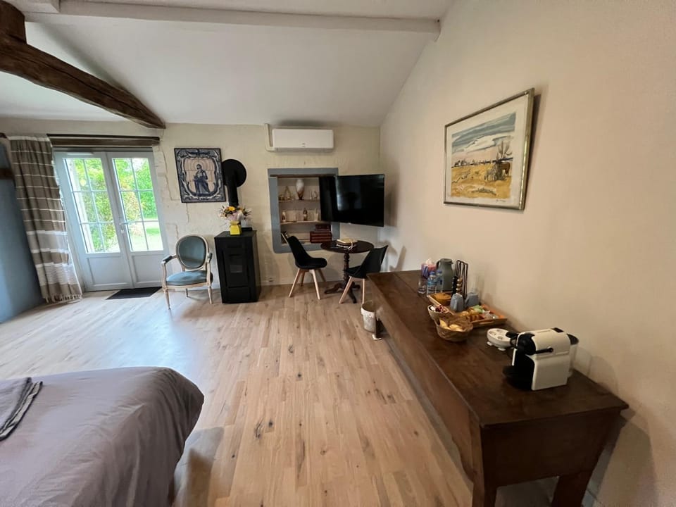 Chambre 35 m2 spacieuse calme avec piscine Sud Charente Country House in Nouvelle-Aquitaine