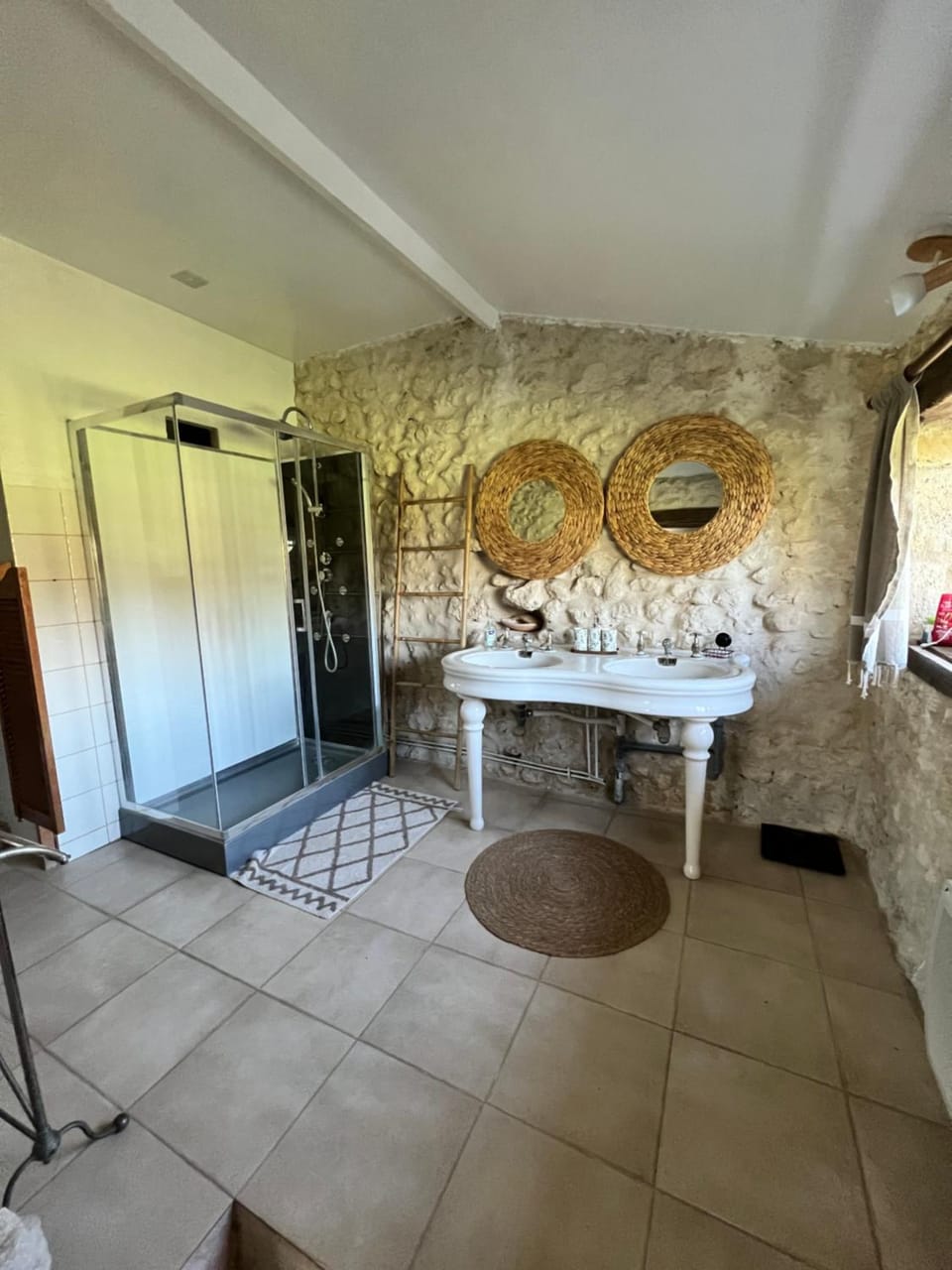 Chambre 35 m2 spacieuse calme avec piscine Sud Charente Country House in Nouvelle-Aquitaine