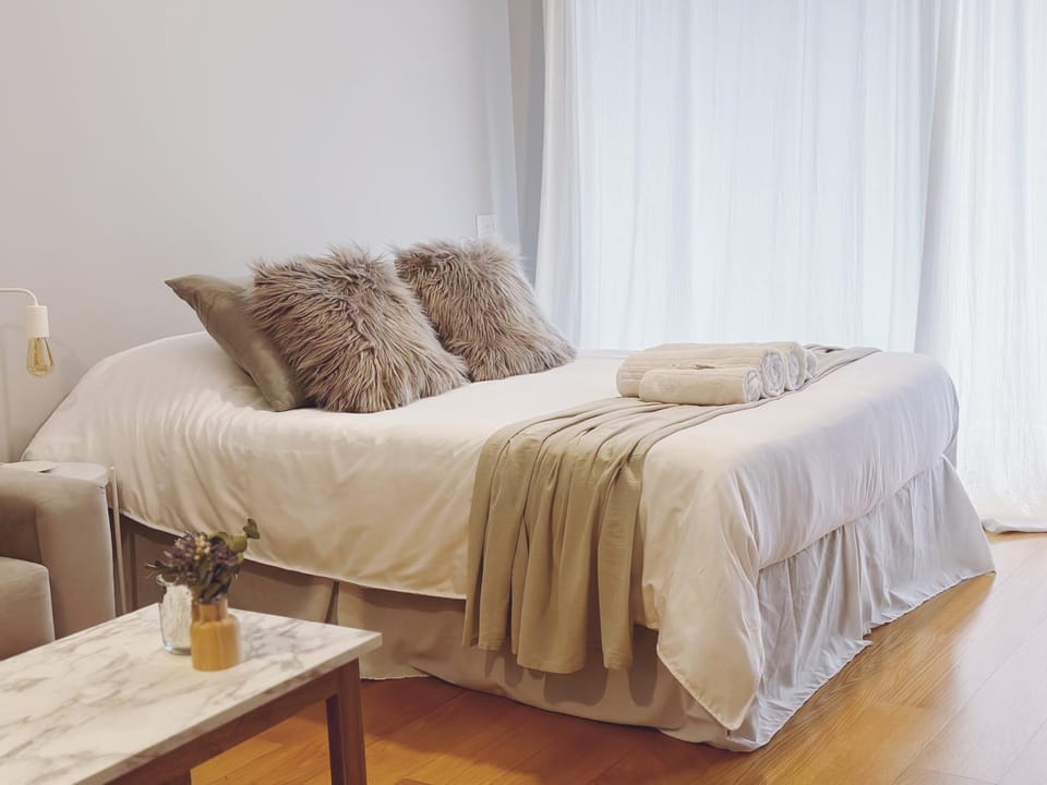 Bed, Bedroom, towels