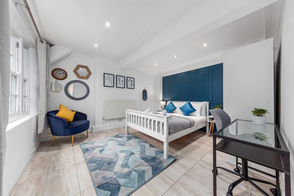 Photo of the whole room, Bedroom
