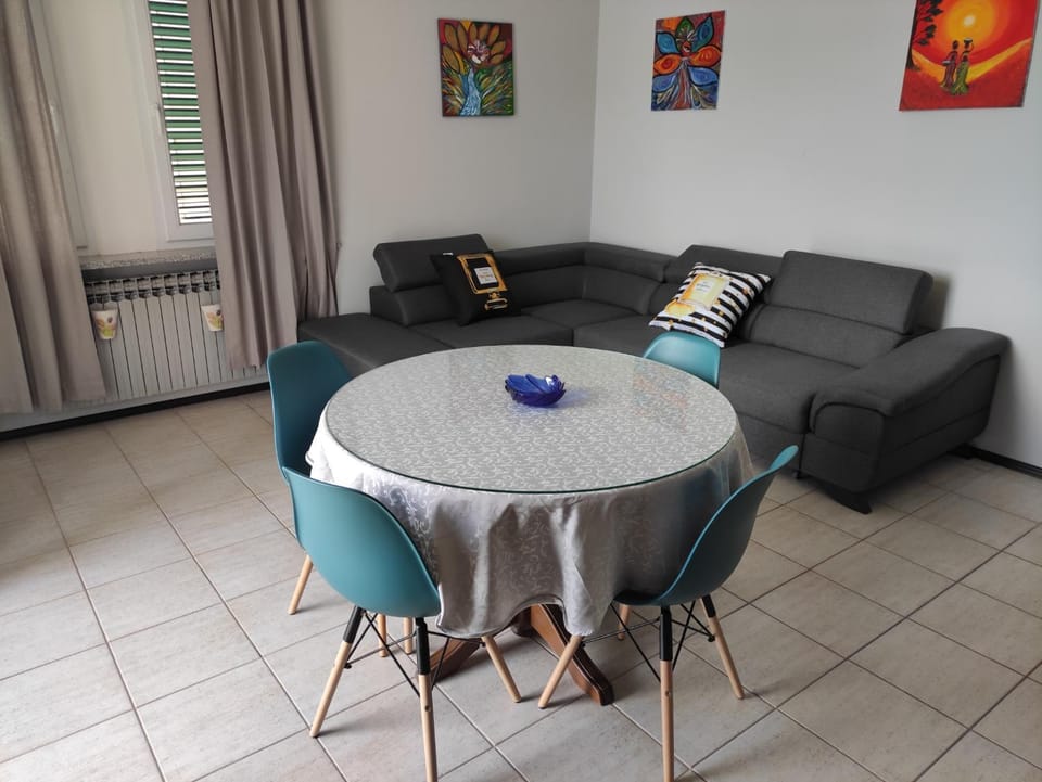 Living room, Seating area, Dining area