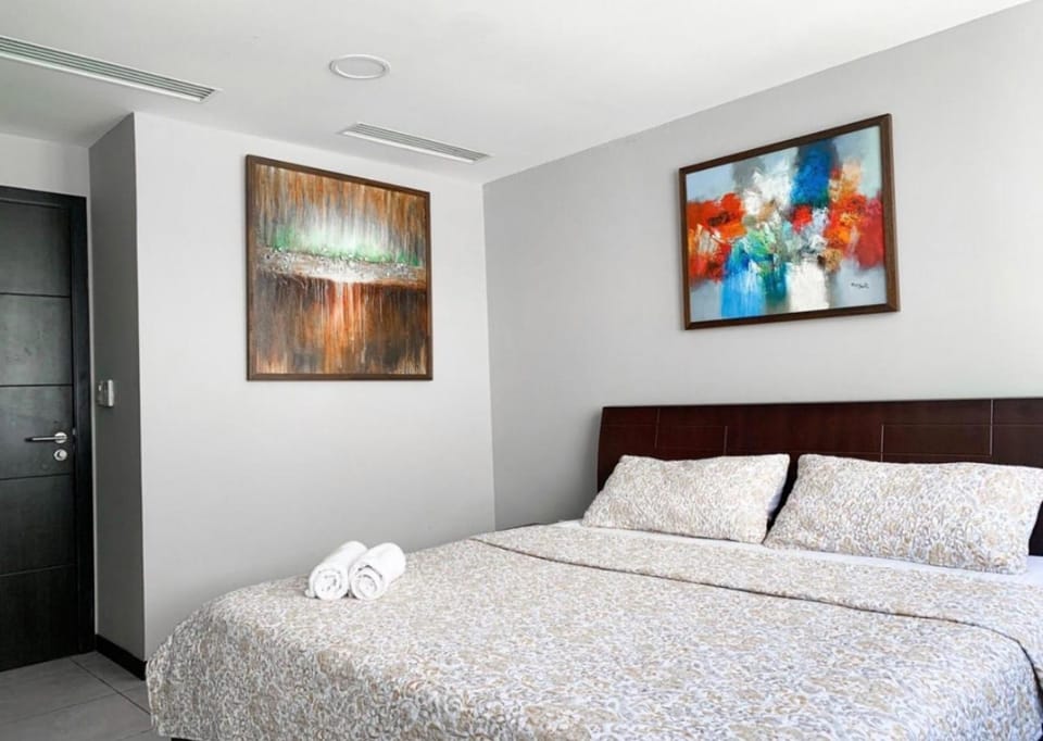 Bed, TV and multimedia, Photo of the whole room, Bedroom, towels, wardrobe