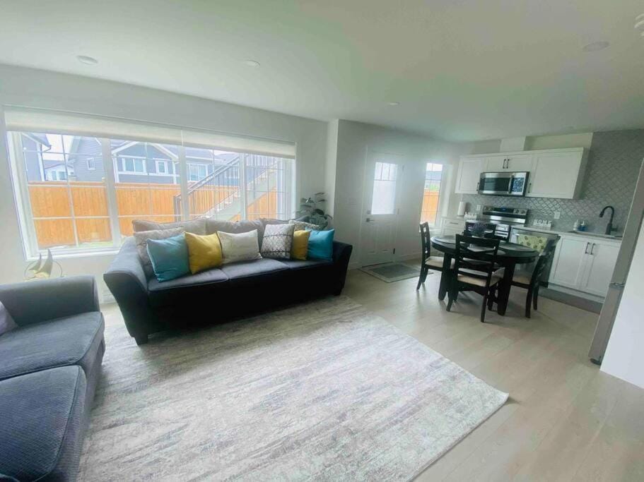 The Royal Bay Escape: Cozy 2 bedrooms garden suite Apartment in Vancouver Island