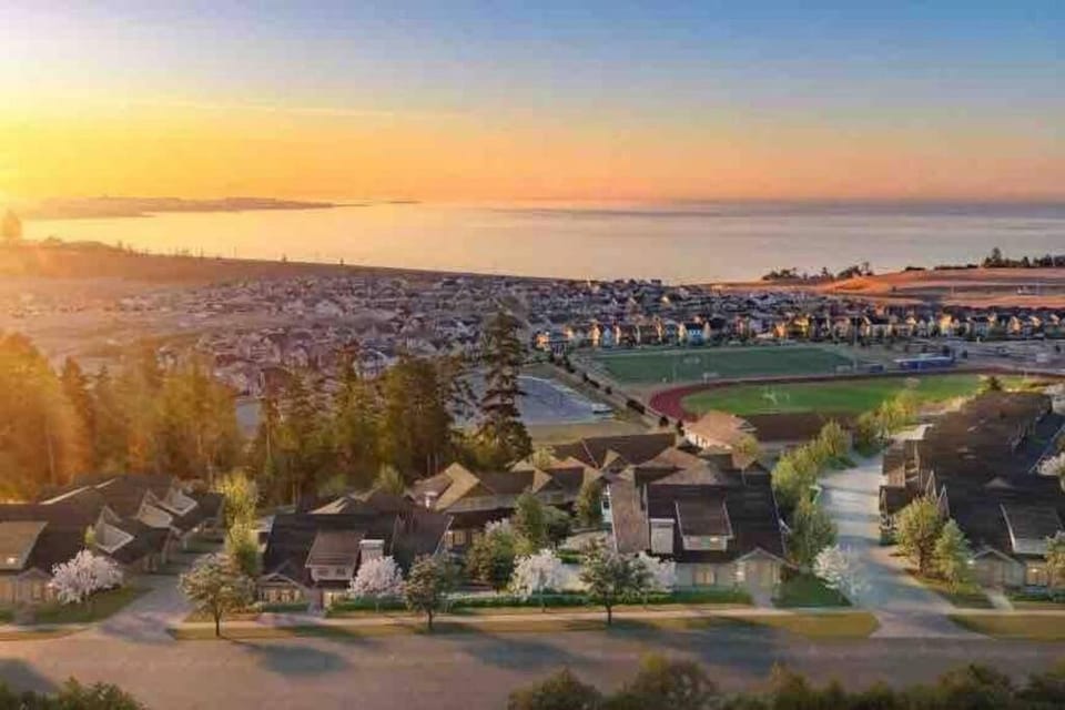 The Royal Bay Escape: Cozy 2 bedrooms garden suite Apartment in Vancouver Island