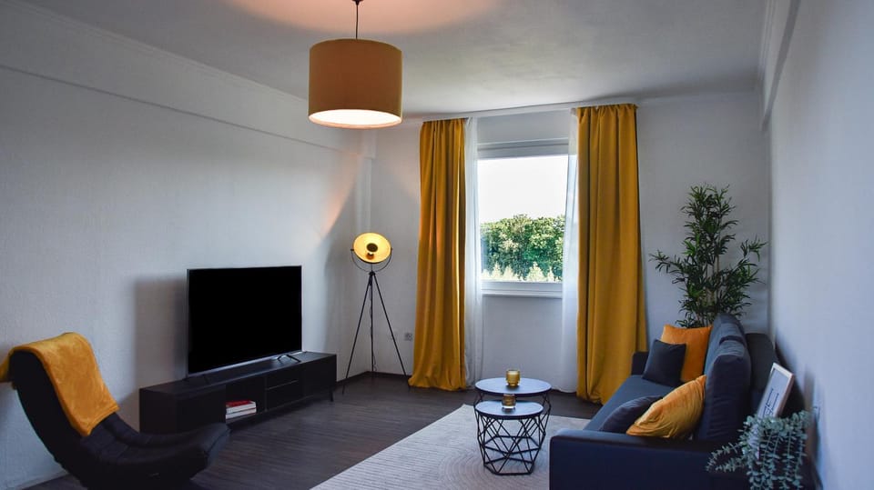 Communal lounge/ TV room, TV and multimedia, Living room, Seating area, Evening entertainment, Street view, fireplace