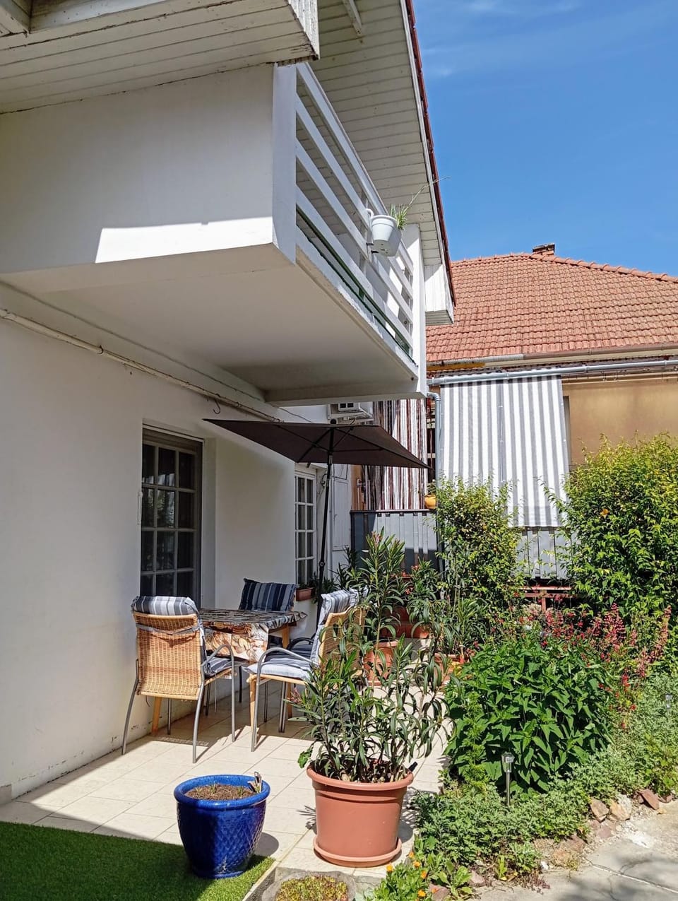 Property building, Patio, Balcony/Terrace