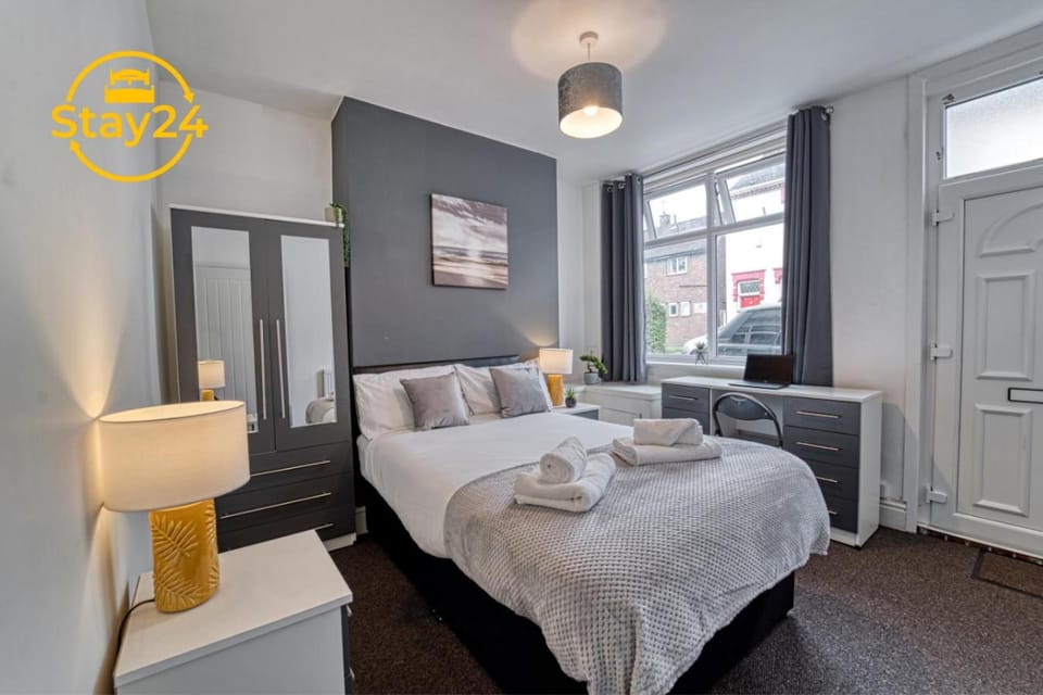 Bed, Photo of the whole room, Bedroom, towels