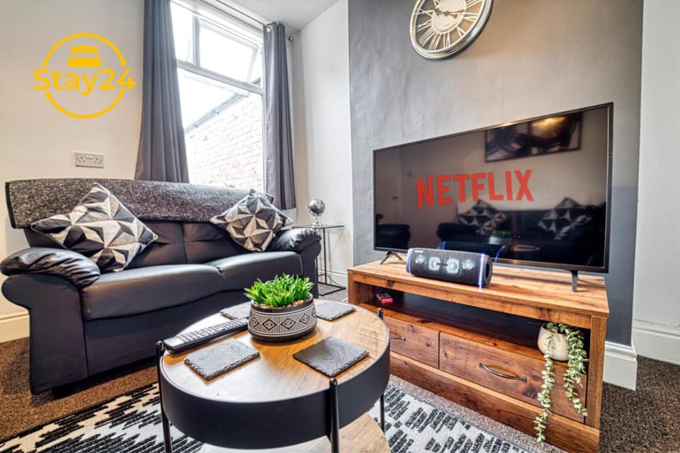 TV and multimedia, Living room, Seating area, Evening entertainment