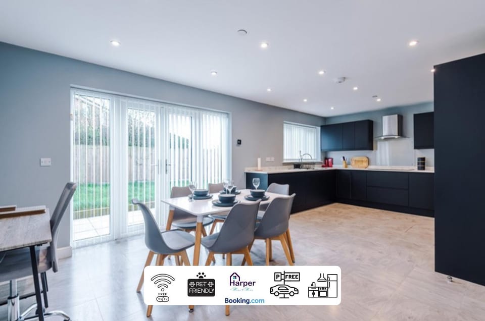 Coffee/tea facilities, Kitchen or kitchenette, Dining area, Text overlay, minibar, stove