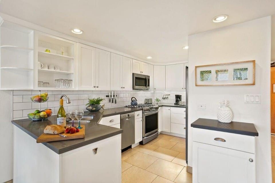 Kihei Akahi C302 · AKH C302 Spacious 2BD Condo w Ocean Breeze AC House in Wailea