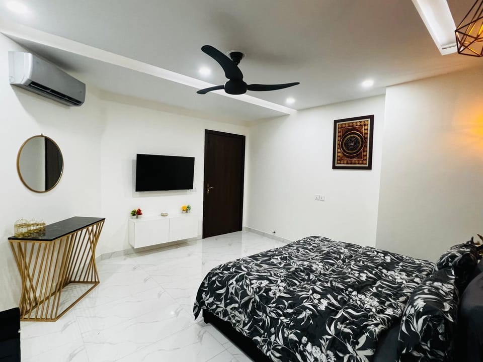 TV and multimedia, Photo of the whole room, fireplace, air conditioner