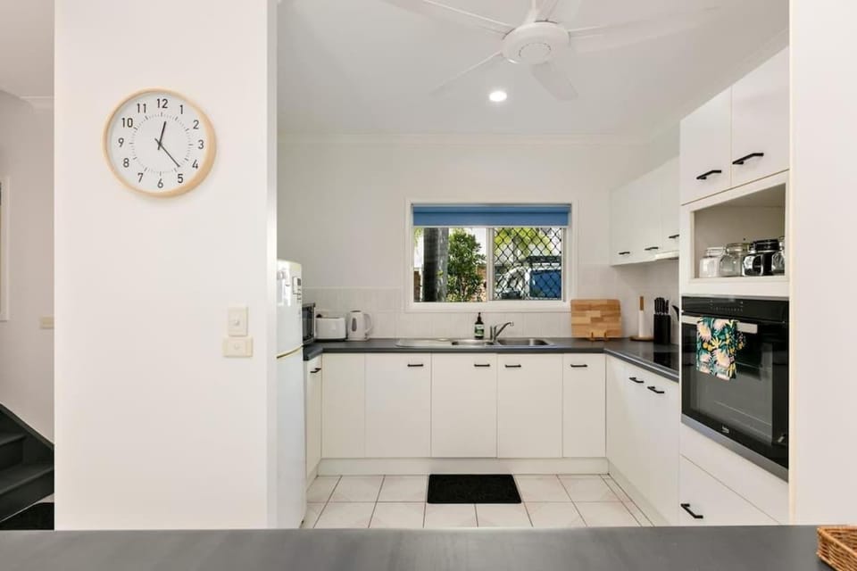 Tropical Cove at Trinity Beach with Lagoon Pool House in Cairns