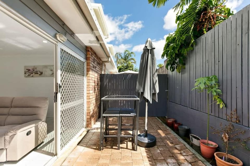 Tropical Cove at Trinity Beach with Lagoon Pool House in Cairns