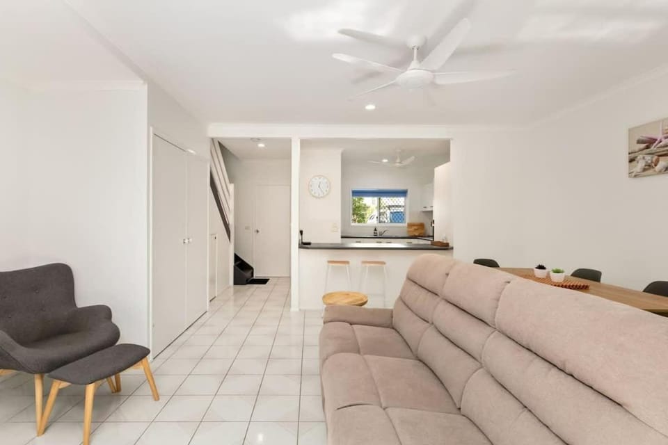 Tropical Cove at Trinity Beach with Lagoon Pool House in Cairns