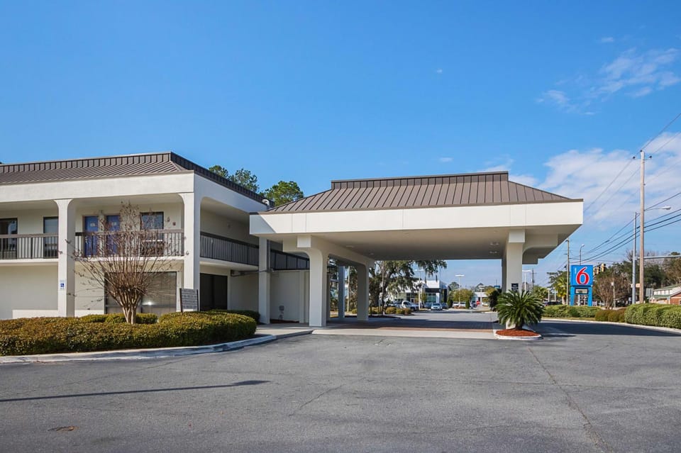 Property building, Facade/entrance, Day, On site, Time of day