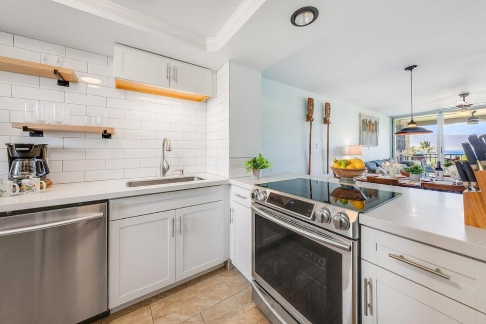 Menehune Shores 403 · MHS 403 Remodeled BeachFront 2BD Getaway House in Kihei