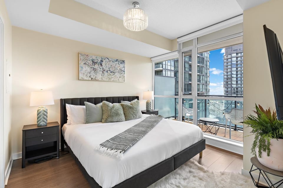 Ultra Luxurious 2.5 Bedroom 2 Full Bathroom 1 Parking Condo Near SQ1 Striking Views Apartment in Mississauga