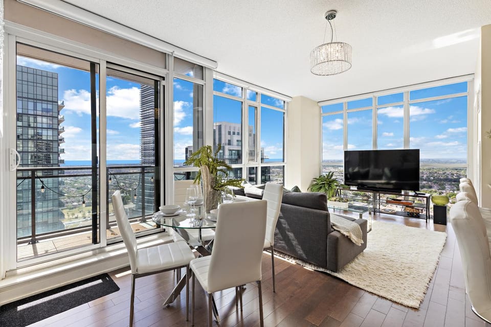 Ultra Luxurious 2.5 Bedroom 2 Full Bathroom 1 Parking Condo Near SQ1 Striking Views Apartment in Mississauga