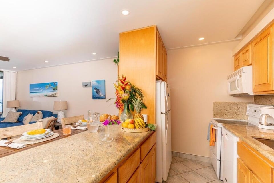 Maui Kai 108 · MK 108 Updated OceanFront 1BD wAC House in Kaanapali