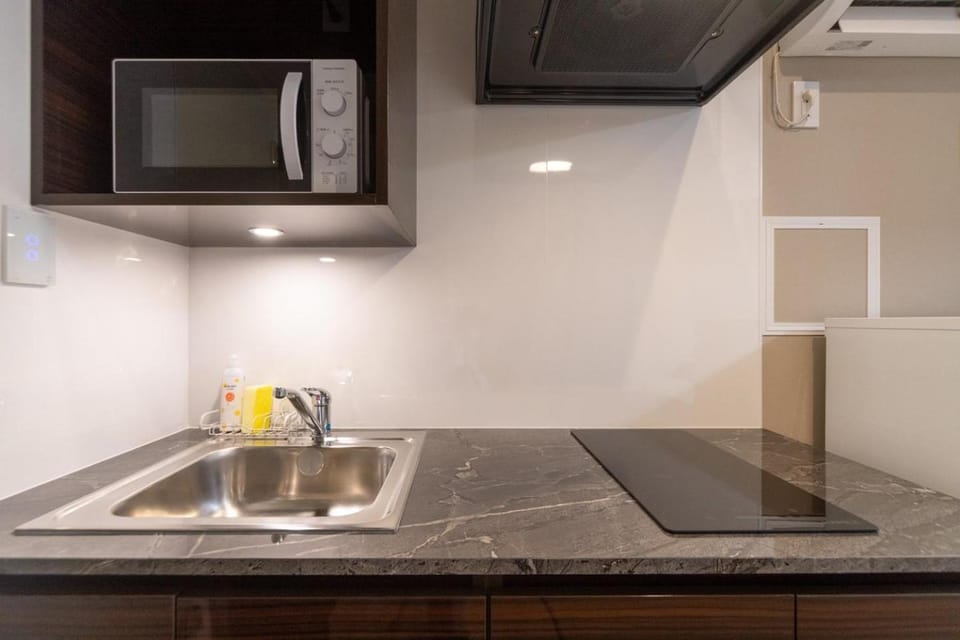 Kitchen or kitchenette, minibar, stove