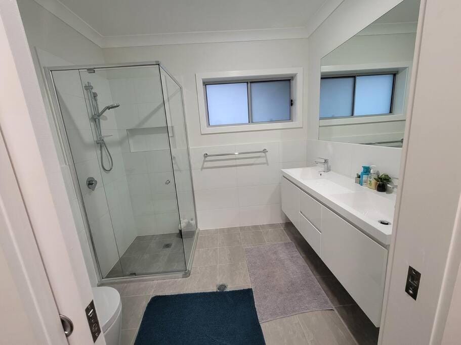 5 bedroom new house (no stairs) House in Sydney