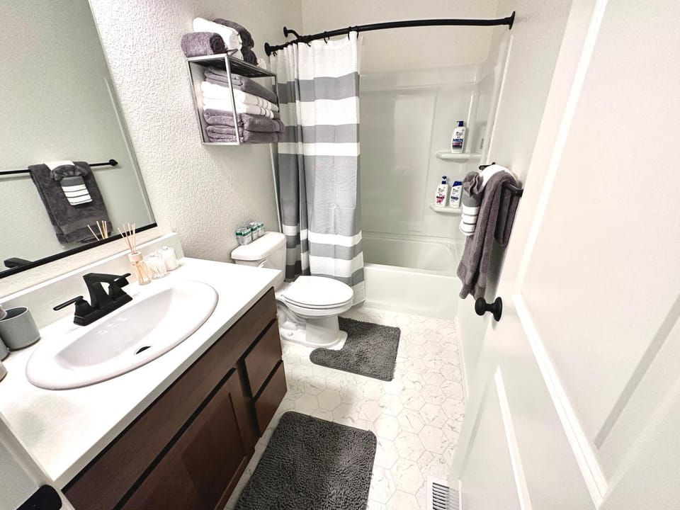 Shower, Toilet, Bathroom, Bath, towels