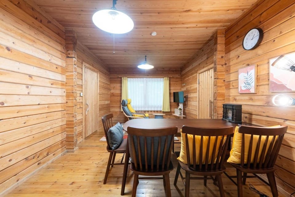 TV and multimedia, Living room, Seating area, Dining area