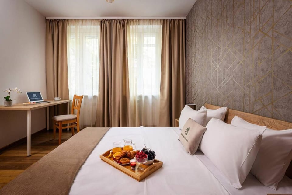 Bed, TV and multimedia, Food and drinks, Photo of the whole room, Bedroom, Food