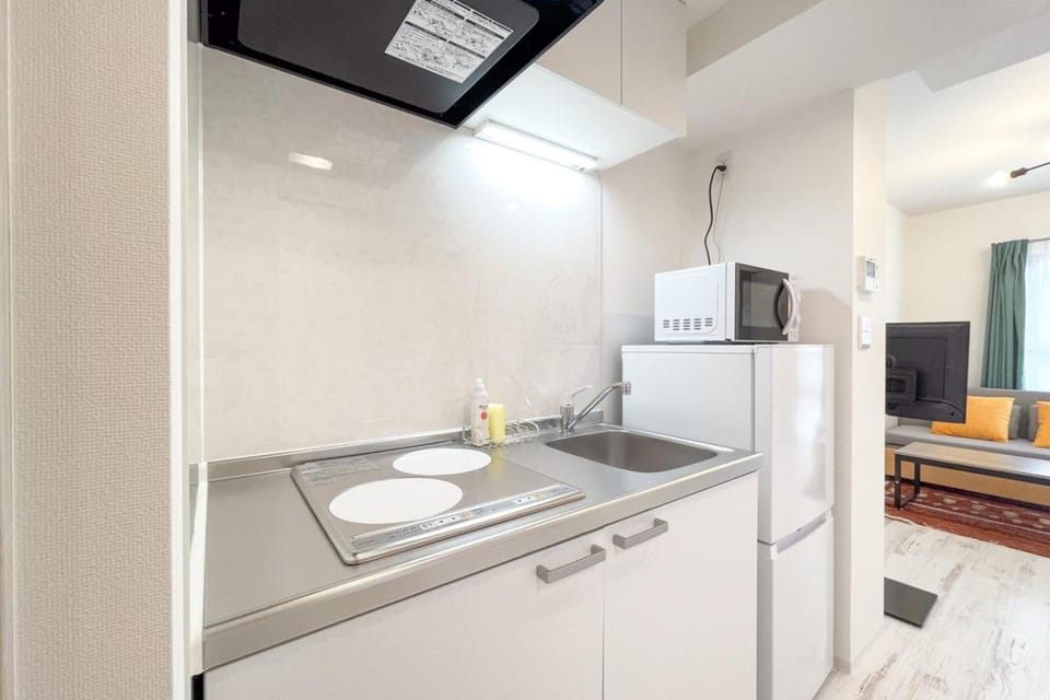 Kitchen or kitchenette, minibar, stove