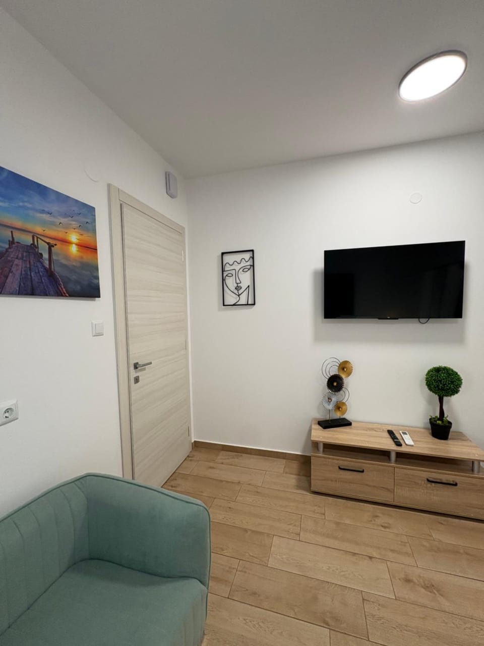 Communal lounge/ TV room, TV and multimedia, Living room, Seating area, Evening entertainment