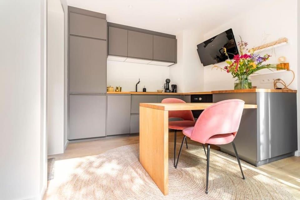 Coffee/tea facilities, Kitchen or kitchenette, Dining area, dishwasher