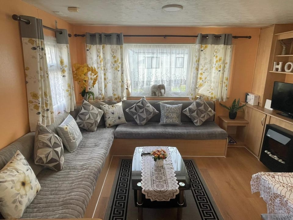 Bright Family Caravan with Deck & BBQ at Seawick Holiday Park, Clacton Campground/ 
RV Resort in Tendring District