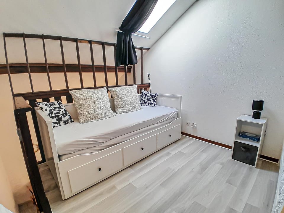 Bed, Photo of the whole room, Bedroom