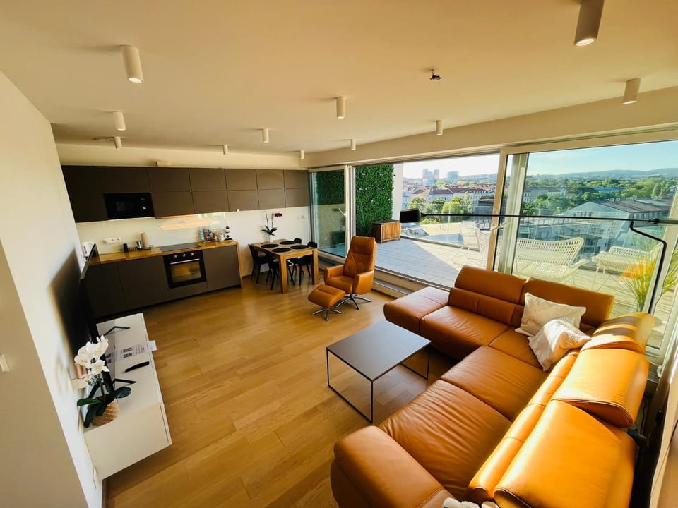 TV and multimedia, Coffee/tea facilities, Balcony/Terrace, Living room, Seating area, City view, kitchen