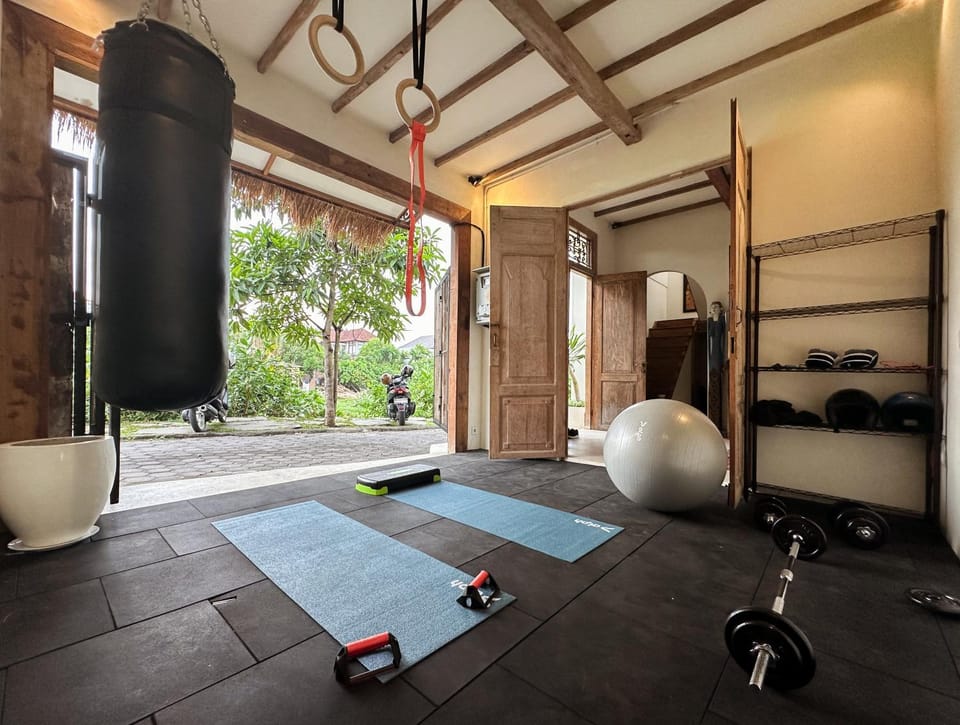 7BR Villa Private Pool Yoga Gym Cinema 10min Canggu Surfing Beach Villa in North Kuta