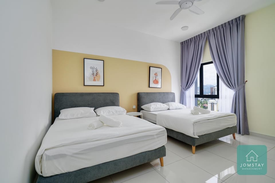 Bed, Photo of the whole room, Bedroom, City view, fireplace, towels
