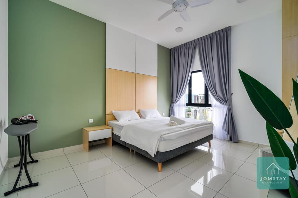 Bed, Photo of the whole room, Bedroom, flat iron, towels