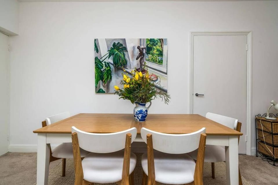 Elegant 2-Bedroom Getaway w Terrace & Garden Views Apartment in London Borough of Richmond upon Thames