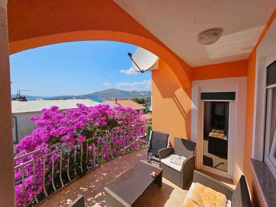 End of The Road ,Lemon & Orange Apartment in Okrug Gornji